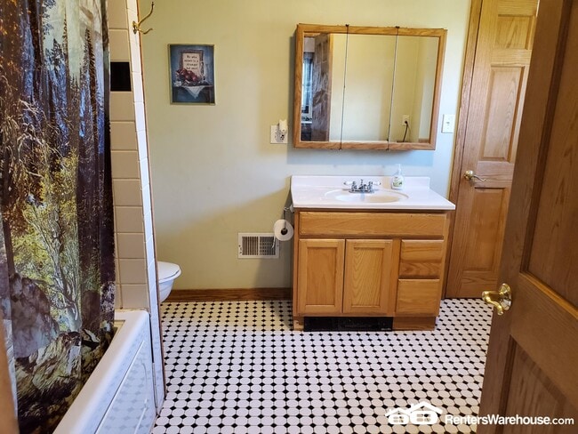 Photo - 105 W Franklin St