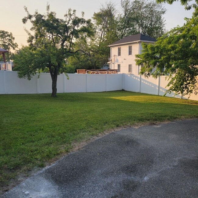 Yard - 279 Nottingham St Unit 279 Nottingham St.