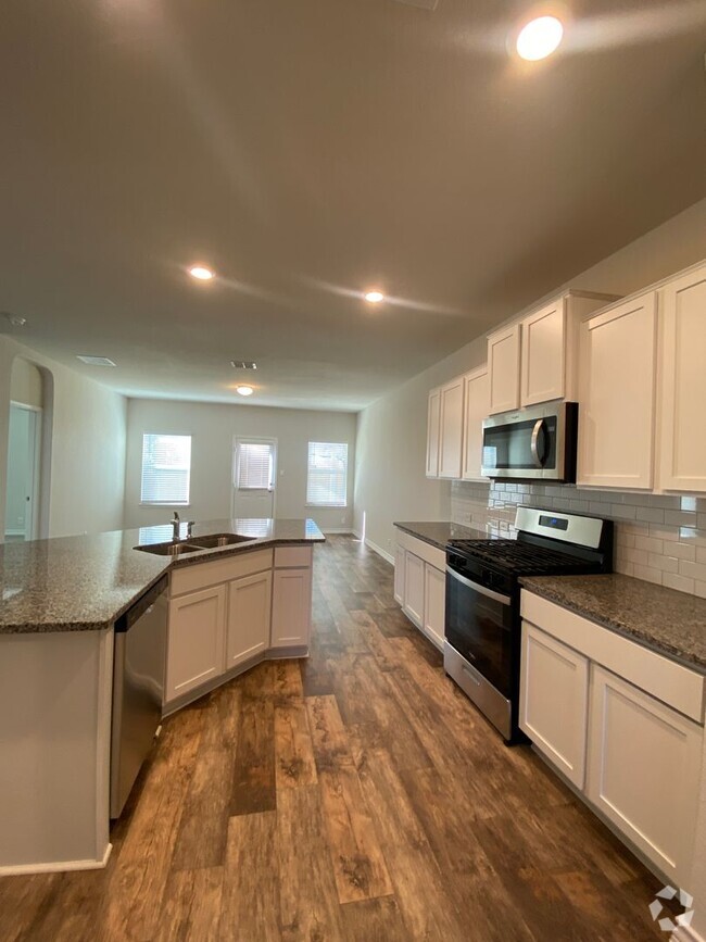 Building Photo - $300 OFF 1ST MONTH RENT IF YOU MOVE IN WIT... Rental