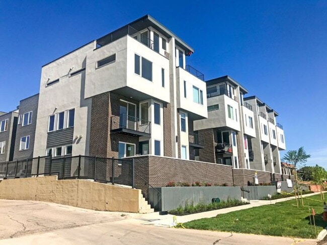 Building Photo - $2,995.00 - 2 Bedrooms, 2.2 Bathrooms, Tow... Unit 1 Rental