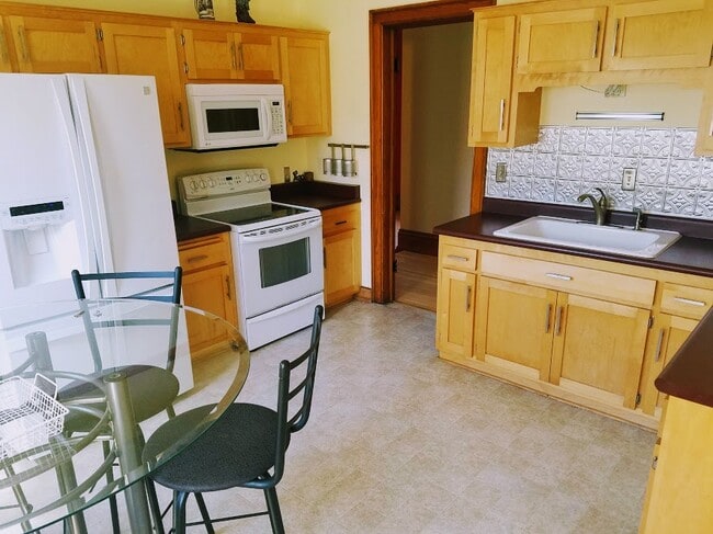 Building Photo - 2531 S Brisbane Ave Unit The Brisbane Upper