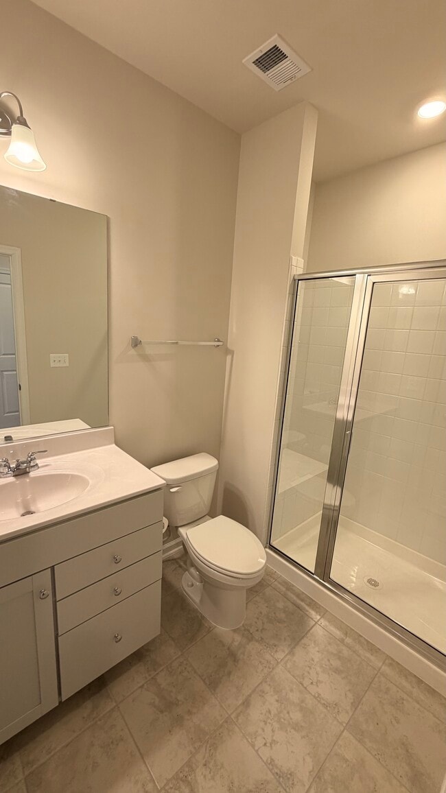 Baño en la planta baja (privado) - 9626 Killenney Pl