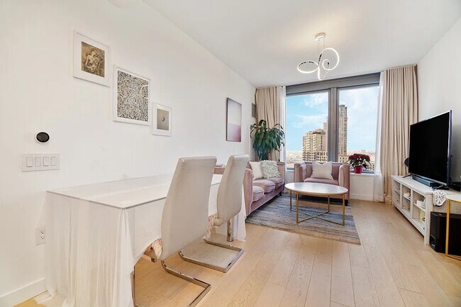 Photo - 3 Ct Square W Unit 1909