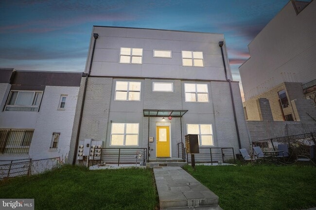 Photo - 2221 M St NE Unit 302