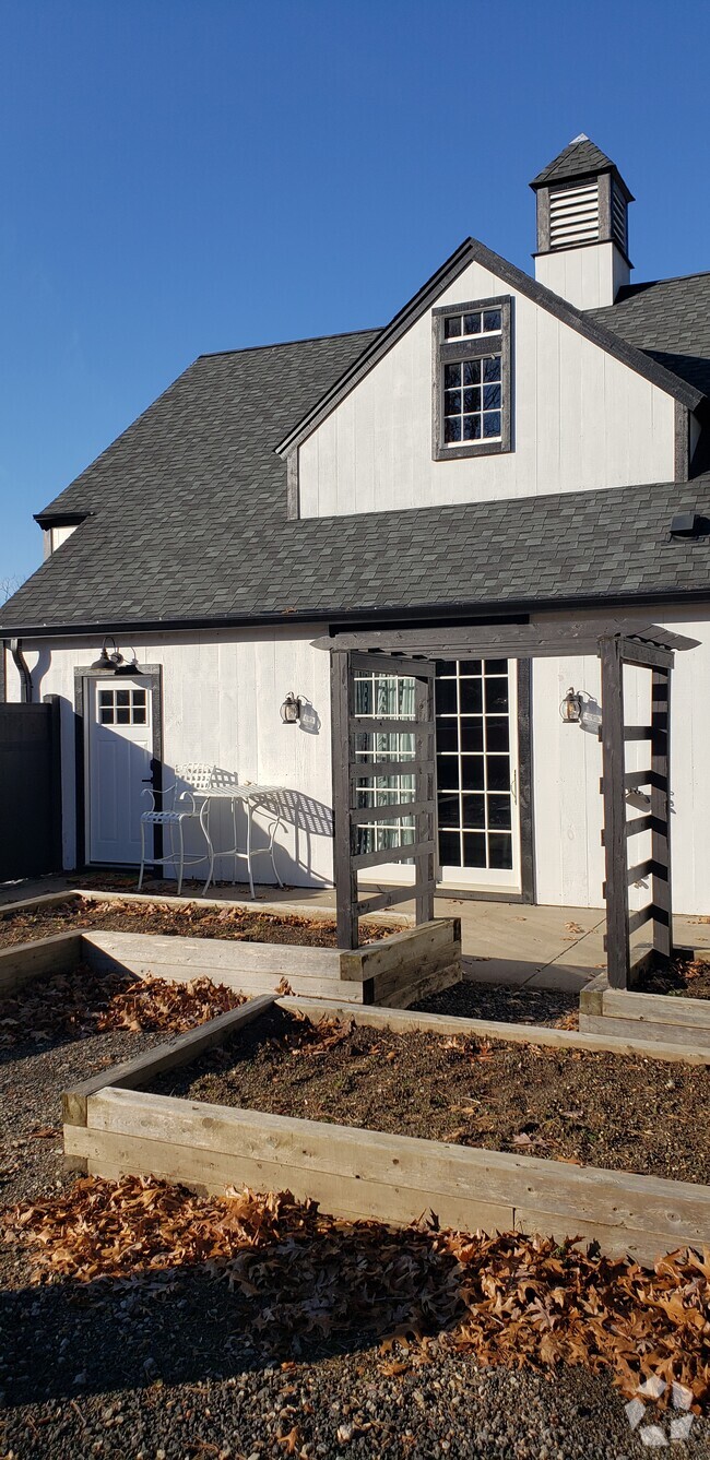 Building Photo - 2614 Boston Post Rd Unit 2618- Li'l Barn Rental