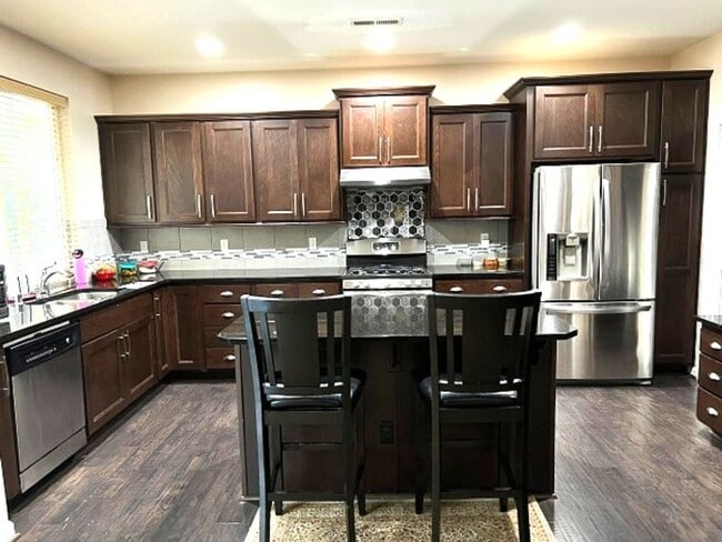 Photo - Spacious 4-Bed Home with Loft & Covered Patio in North Creek