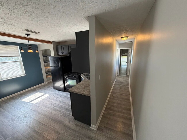 Photo - Charming 3-Bedroom Apartment in the Heart of Jeffersonville 

All Utilities Included Unidad 2