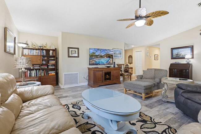 Photo - 3 Cherokee Ct W Unit SI ID1261596P