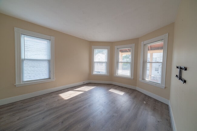 Building Photo - 21 Granville Ave Unit Apt 2