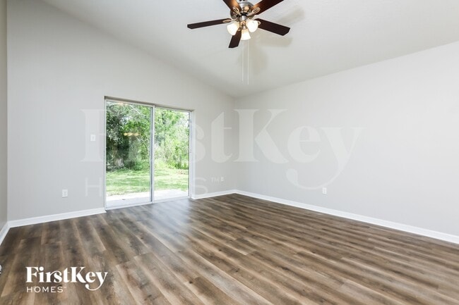 Photo - 1683 Christopher St