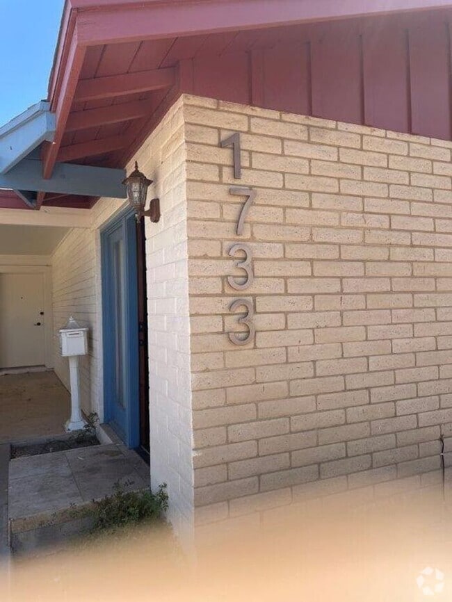 Building Photo - 1733 E Campus Dr Rental