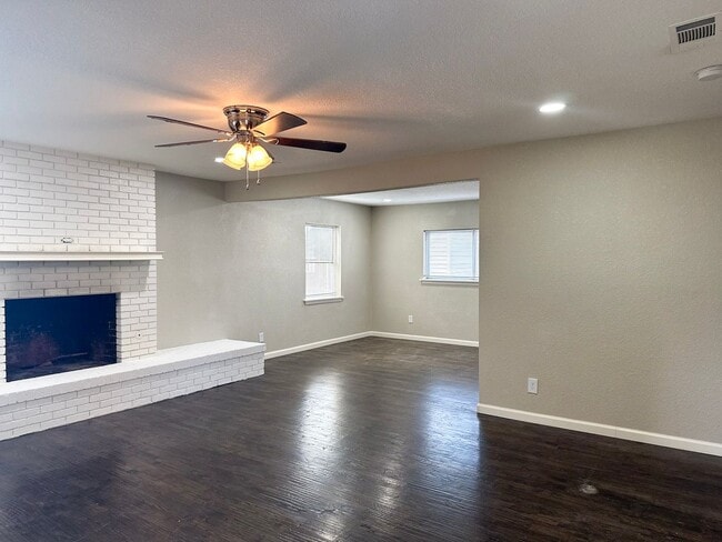 Building Photo - 4 Bedroom / 2 Bath / 1 Car Garage