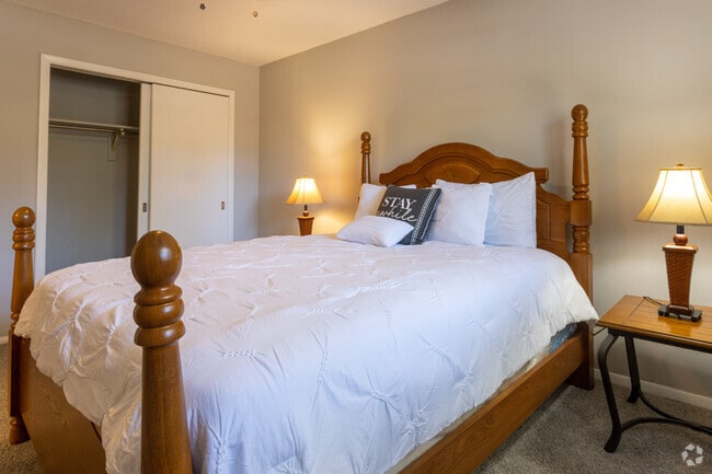 1BR, 1BA - 550 SF - Bedroom