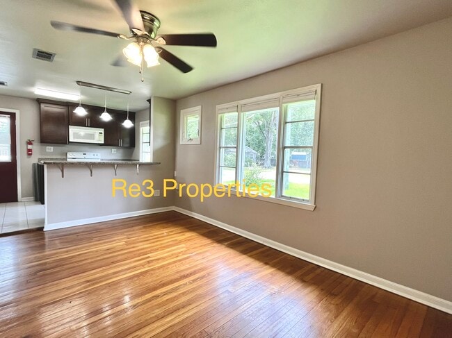 Viviendo - 1409 W Church St