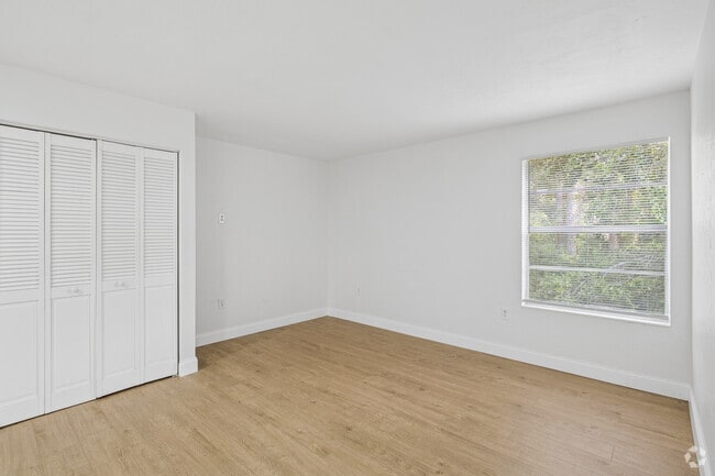 1BR, 1BA - 530SF - Living Room