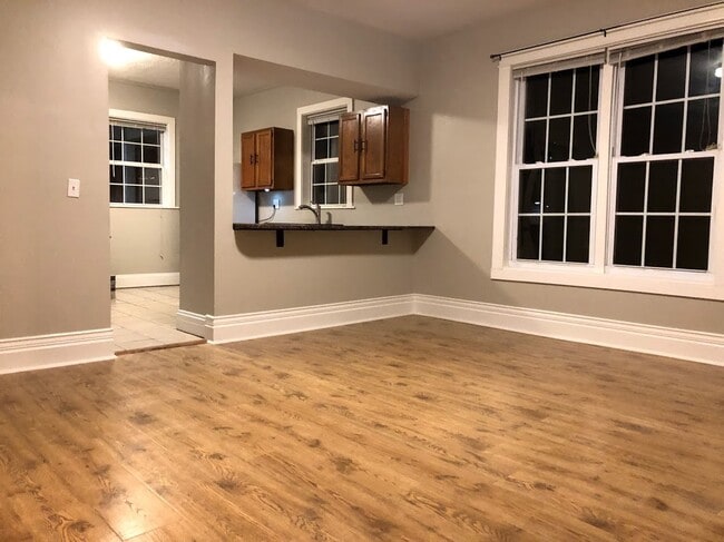 Fotografía del edificio - 314 N Van Buren St Unidad #1Lower