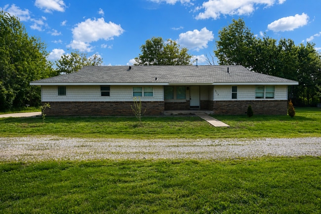 Building Photo - 3 Bedroom / 2 Bath Home Located Minutes from Downtown Lowell!