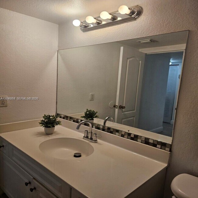 Photo - 4810 NW 79th Ave Unidad 202