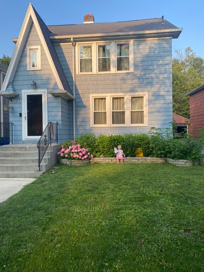 Building Photo - 190 Hamilton Dr Unit 190 Hamilton Drive Upper Rental