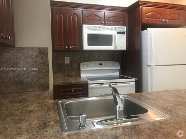 Building Photo - 6740 NW 175th Ln Unit L-20 Rental