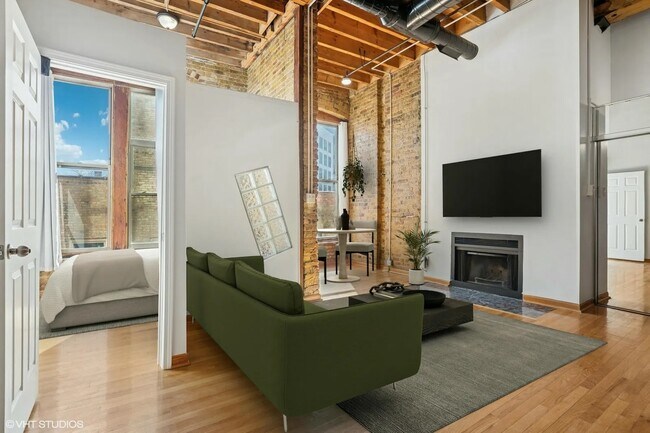 Photo - 525 N Halsted St