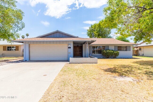 Photo - 1049 E Carter Dr House
