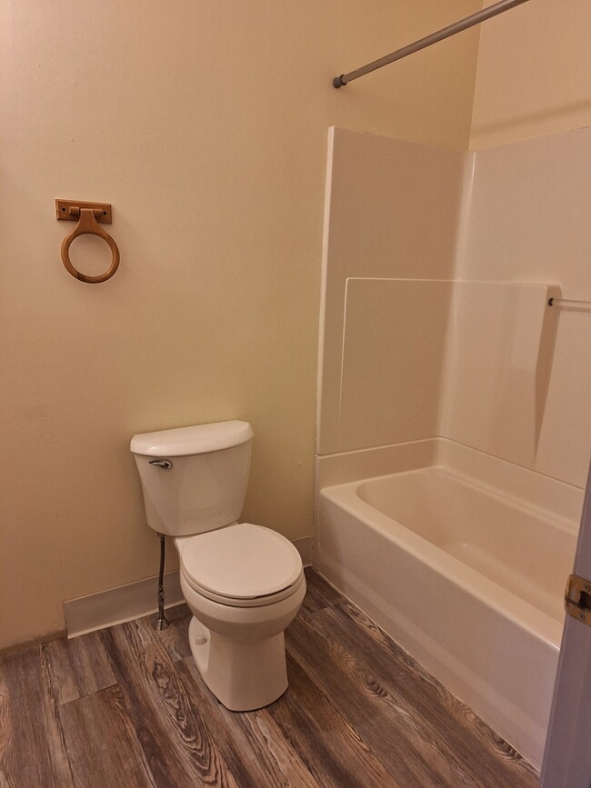 Building Photo - 464 Howe Ave Unit 3c