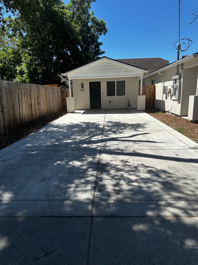 806 Nogales St