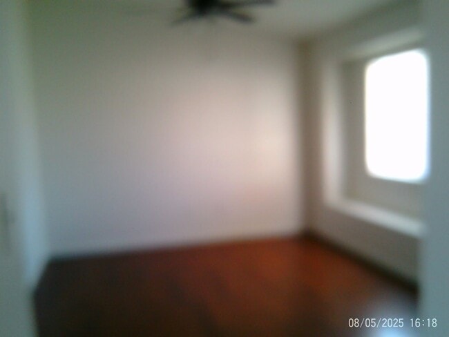 Photo - OILDALE CUTIE !!! SPECIAL $2547.500 MOVES ...