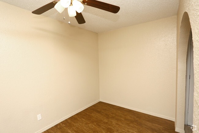 2BR, 2BA - 1100SF - Dining Area