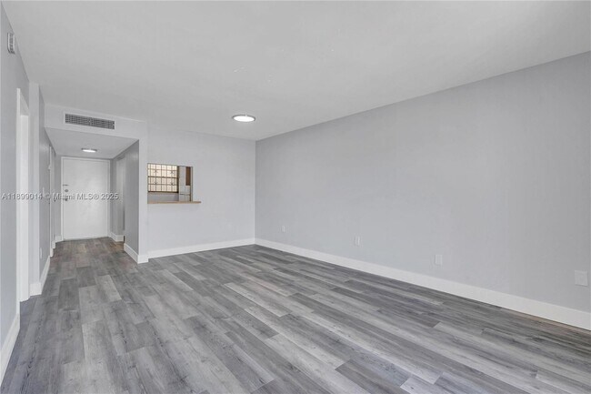 Photo - 16750 NE 10th Ave Unidad 329