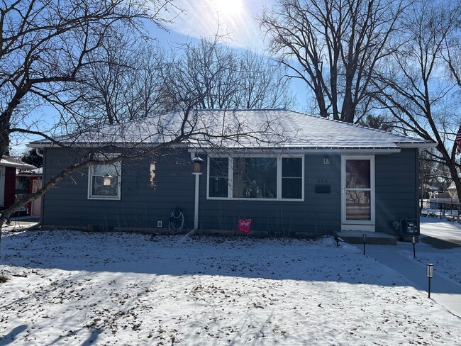 Charming SW Rochester home with fenced yard! - Charming SW Rochester home with fenced yard!