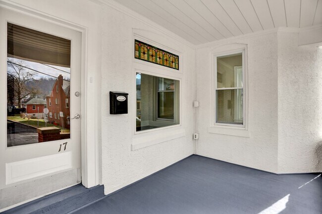 Photo - 17 N Church St Unidad 2nd Flr Front