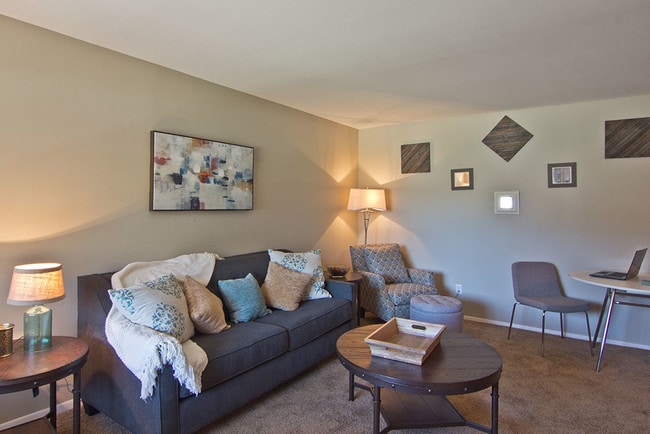 The Summit at Ridgewood Apartment and Townhomes