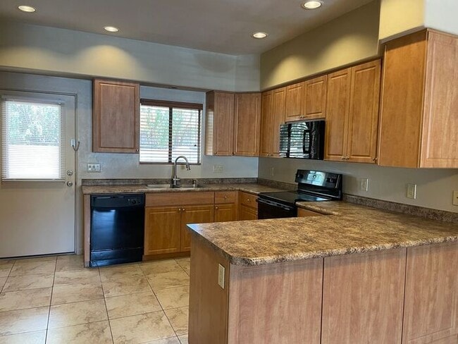 Photo - Popular 2BR/2.5BA 2 Story Townhome conveniently located close to PCC, U of A!