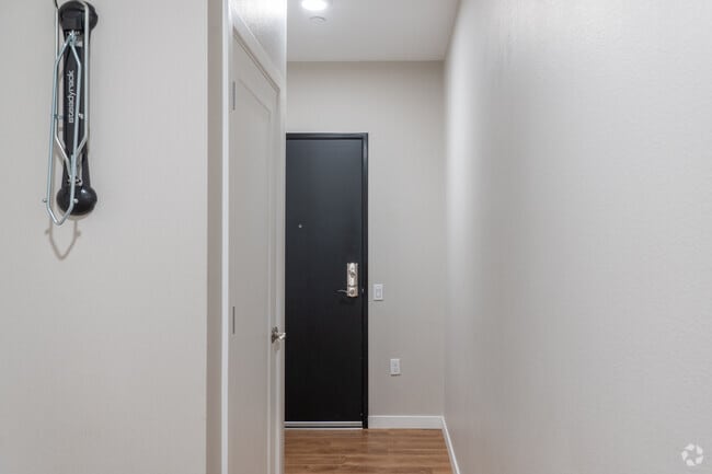 1BR, 1BA, - 761SF - Entrance