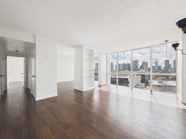 Building Photo - 5001 Woodway Dr Unit 1103