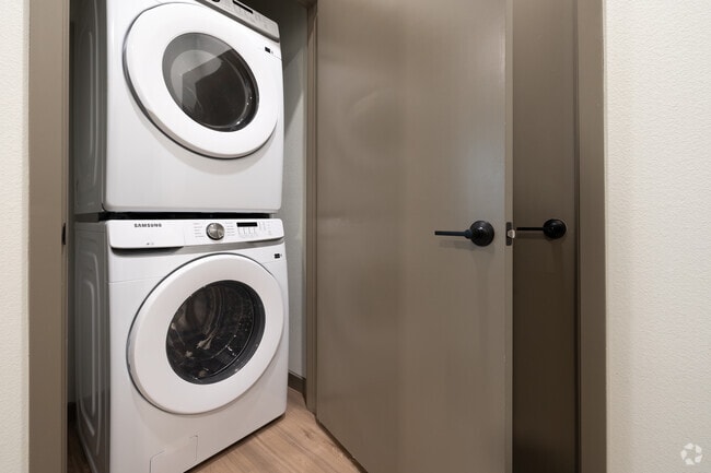 2BR, 1BA - 733SF - Laundry