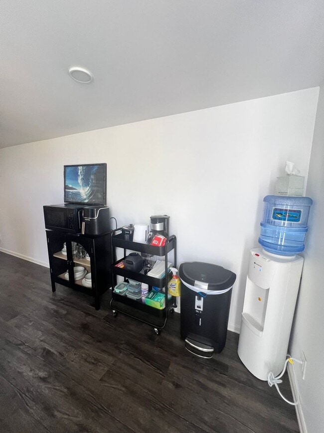 Building Photo - L2-124 Unit Front Downstairs Studio