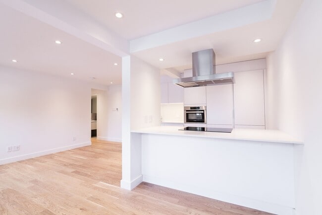 Building Photo - 4570 Chem. Queen Mary Unit 301