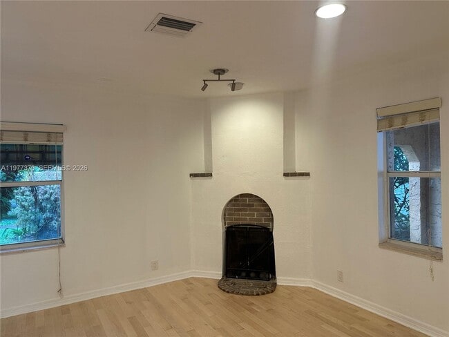 Photo - 725 Navarre Ave