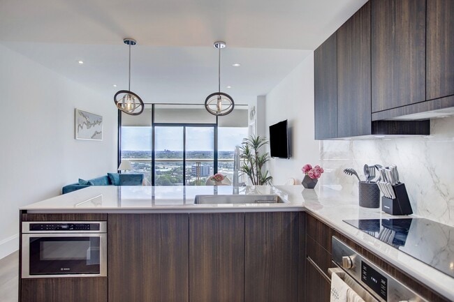 Building Photo - 1701 Hermann Dr Unit 17A