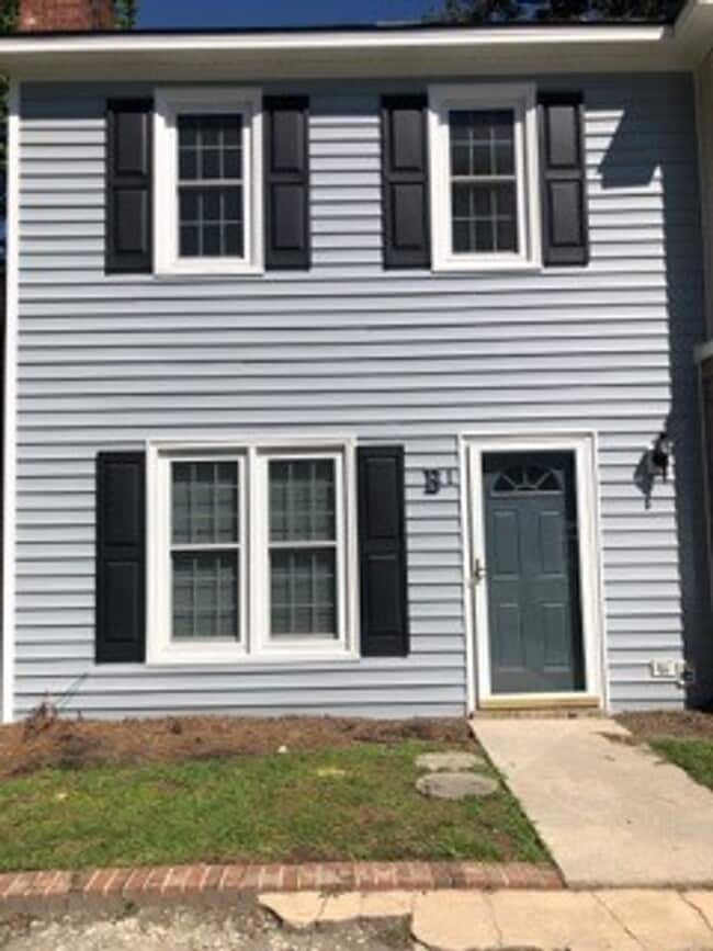 Building Photo - B-1 Kingswood Villas - Gorgeous townhome a...