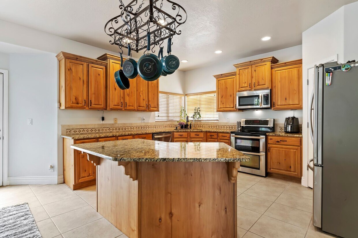 4 Bedroom/ 4 Bathroom Home In Draper - 4 Bedroom/ 4 Bathroom Home In Draper