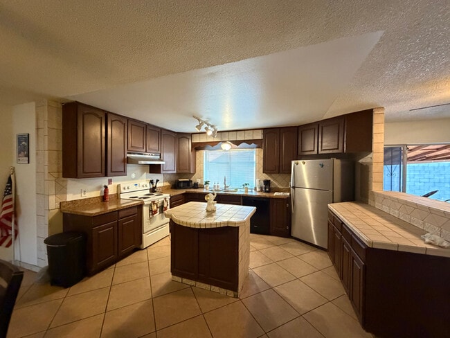 Building Photo - 8119 W Glenrosa Ave