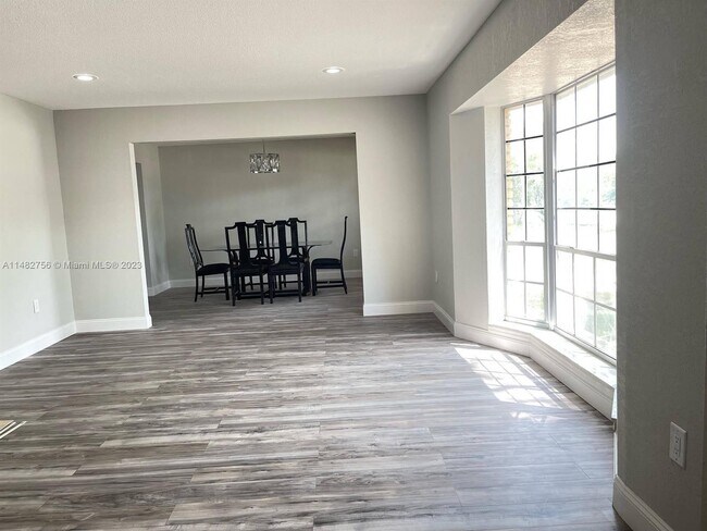 Photo - 5607 Hollow Oak Rd