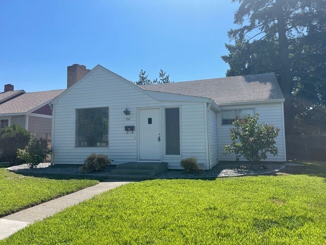 Building Photo - Spacious 4-Bedroom Home with Fireplace, Covered Patio & Detached Garage in Pasco