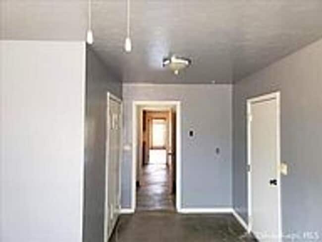 Photo - Beautiful 3/2 in Oak Knolls