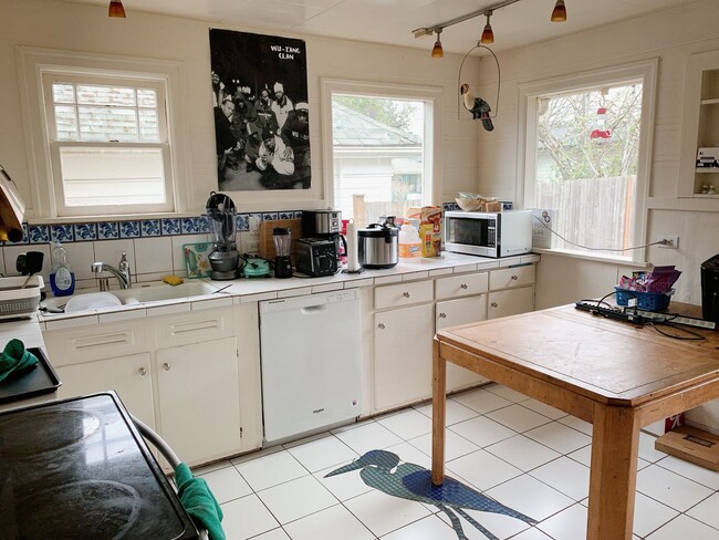 Photo - AUG PRELEASE: 5 bdrm/2 bath in York Neighborhood