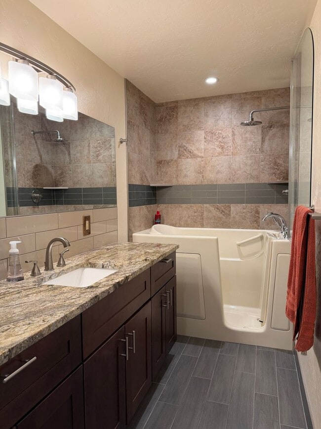 Photo - 1 Bedroom 1 Bath West Glenwood Apartment for Rent